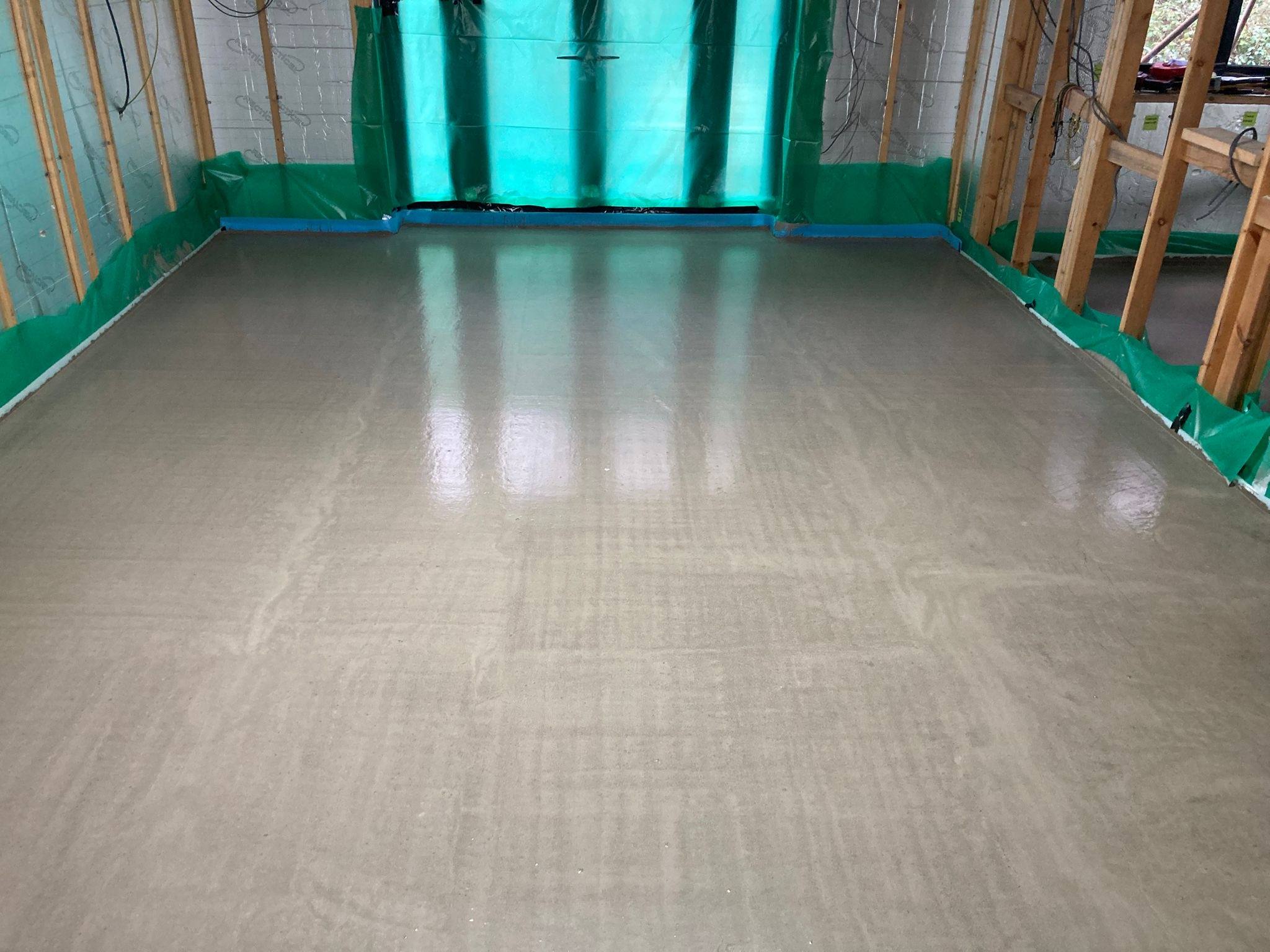 Liquid screed pumping and laying with a glass-smooth finish